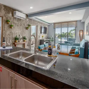  Apartment New & Modern, 5 Star Area, Walk 2 Beach, Pool, Views, King Bed Mexico